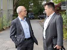 Direktor Hubert Vornholt (l.) zeigt Jürgen Dusel den Standort, an dem das neue Gesundheitszentrum des Franz Sales Hauses gebaut werden soll. Dort wird auch das MZEB einziehen. Foto: Behindertenbeauftragter/Dirk Enters