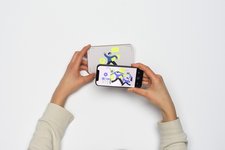Wenn man das Handy über das Falt-Buch hält, kann man mit der App aus zwei Möglichkeiten wählen.
 Foto: Bauer_Karl