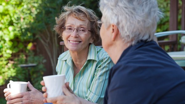 Seniorinnen trinken Kaffee