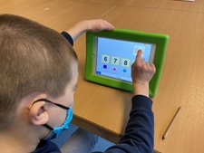 Mit den Tablet-Computern können die Schüler Aufgaben bearbeiten...