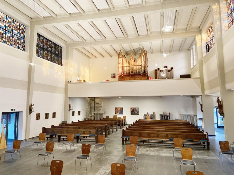Kirchenraum der Franz Sales Haus Kirche mit Orgel