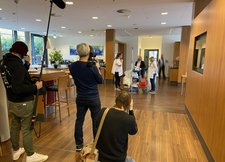 Melina Akigit, Hoteldirektorin Karin Poppinga und Andrea Wey (v.l.n.r.) zeigten ihren Arbeitsplatz im Hotel Franz in Essen.