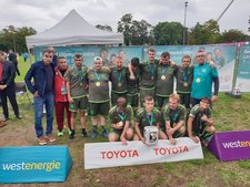 Heiner Brandt (links) überreichte den Fußballern die Gold-Medaillen.