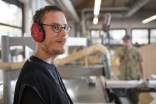 Mitarbeiter in der Schreinerei