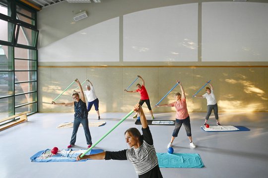 Frauen trainieren in einem Gesundheitskurs ihren Rücken