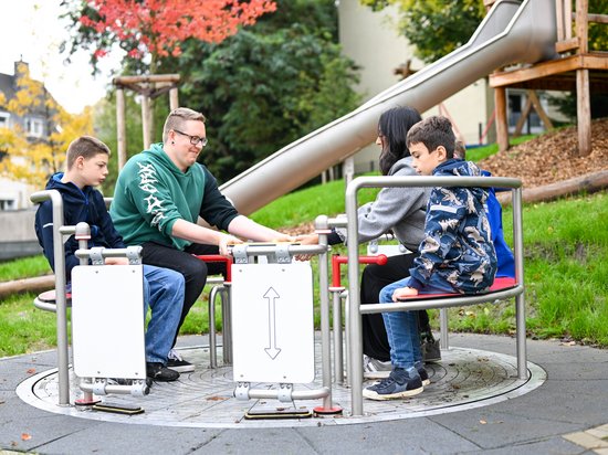 Kinder auf dem Karussel im Garten der Auszeit Bochum