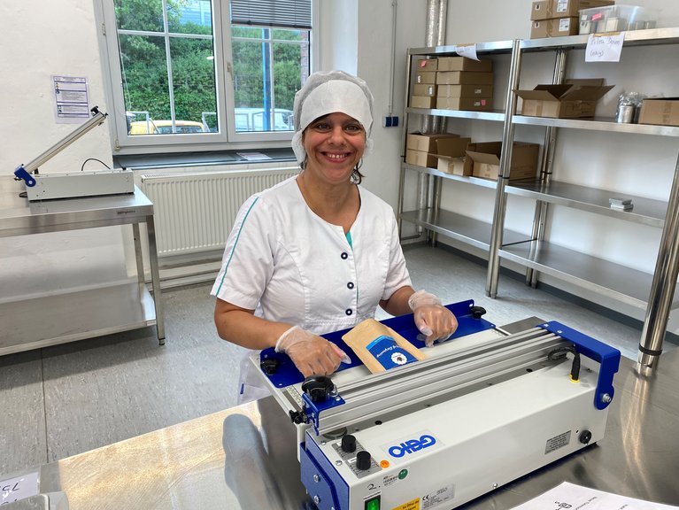 Giuliana Weber verschließt die Packungen.