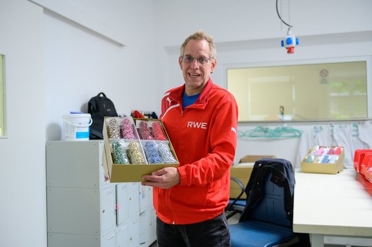 Beschäftigter präsentiert Geschenkband-Sortiment