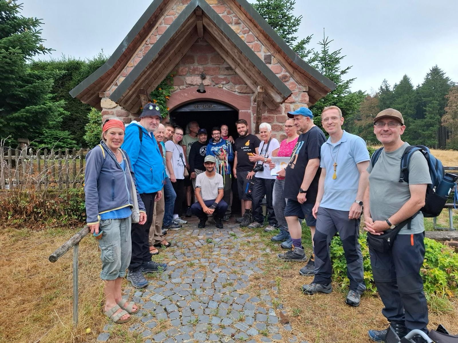 Die Pilgergruppe vor einer Kapelle