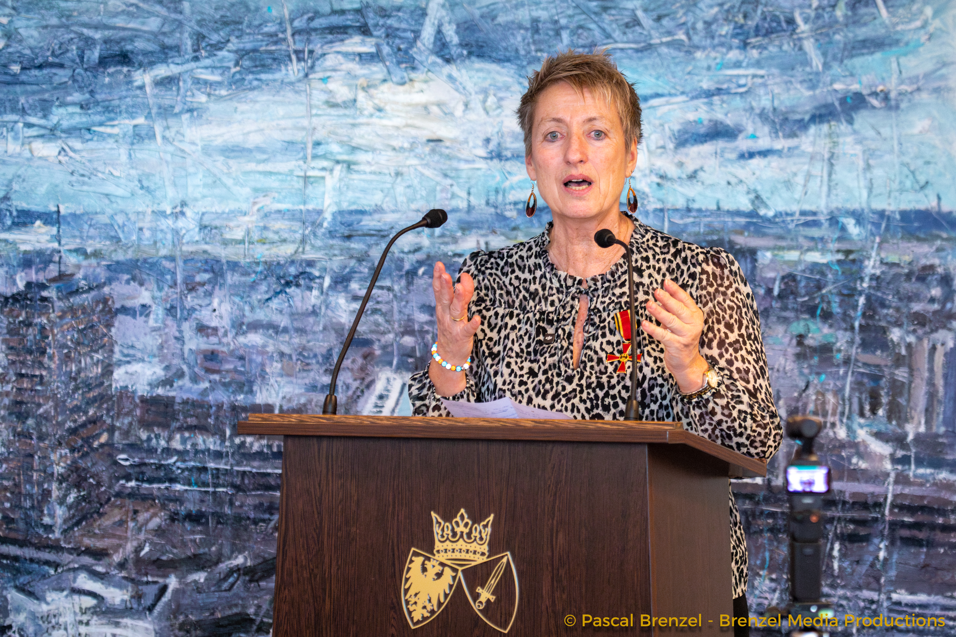 Susanne Buers bei der Dankesrede am Rednerpult