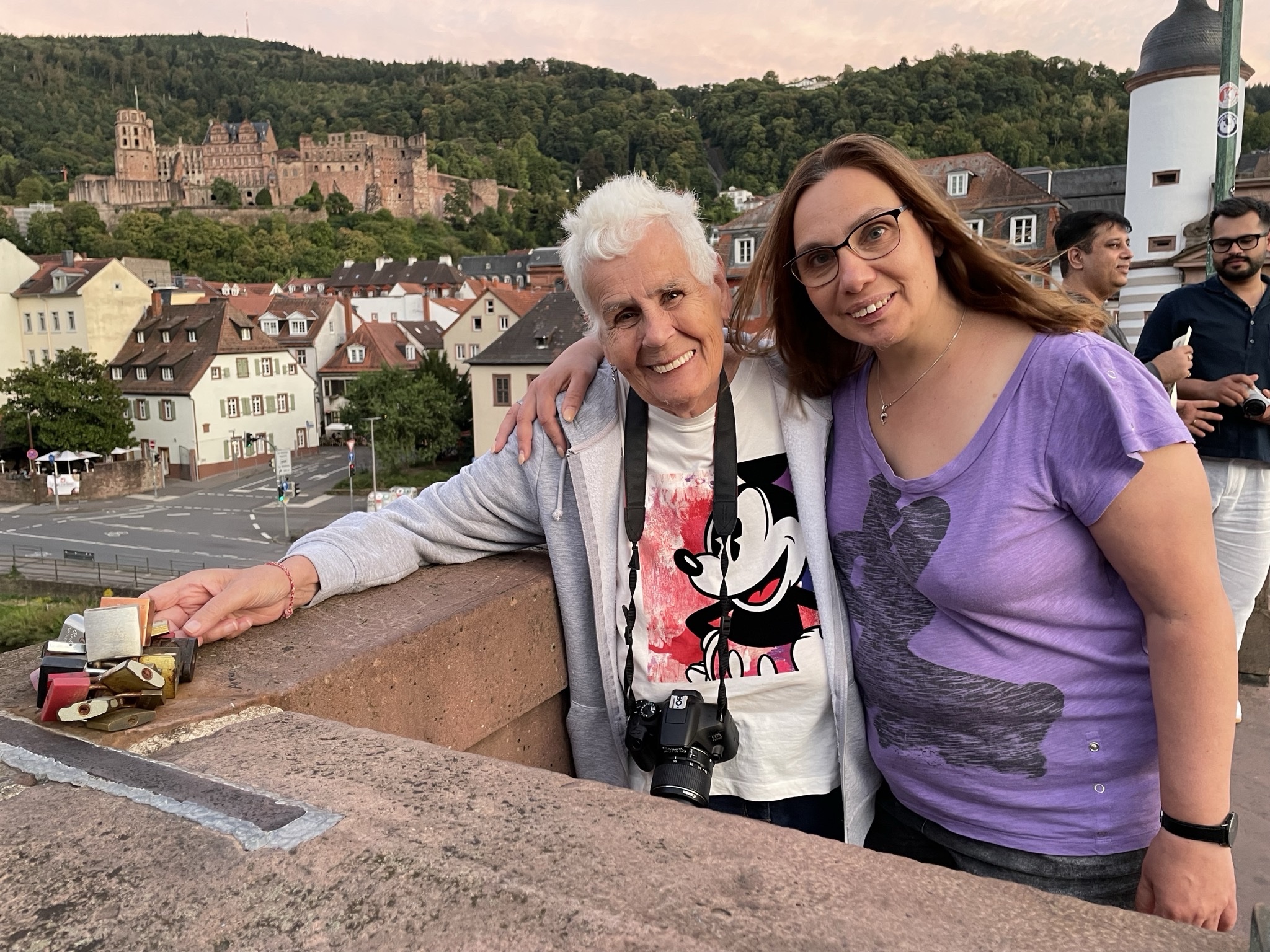 Zwei Pilgerinnen vor dem Heidelberger Schloss