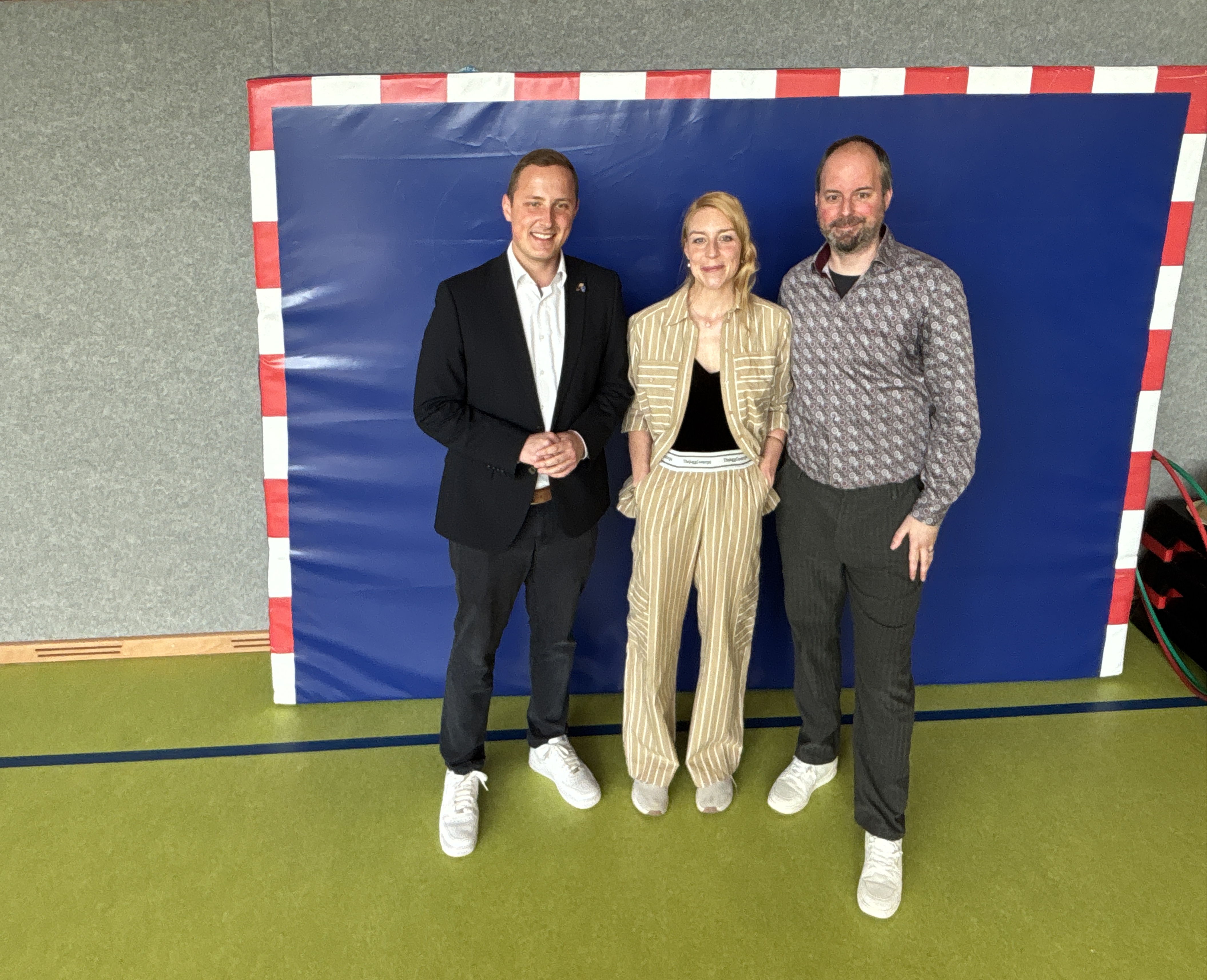 Rathsherr Luca Ducrée mit Julia Hollensett und Tobias Papies vom SportRaum Ruhr