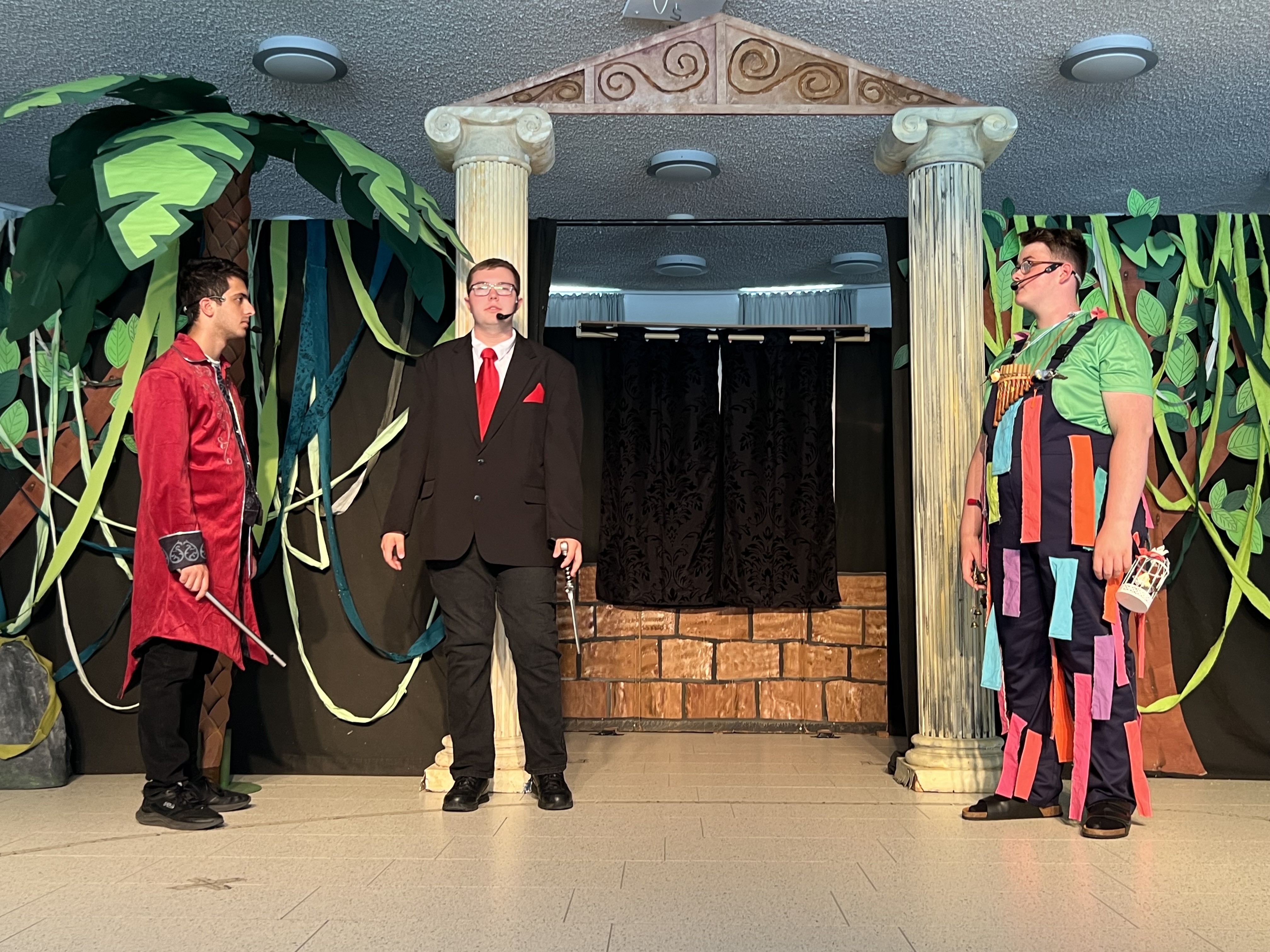 Szene aus der Zauberflöte-Aufführung, bei der Tamine, Sarastro und Papageno auf der Bühne stehen