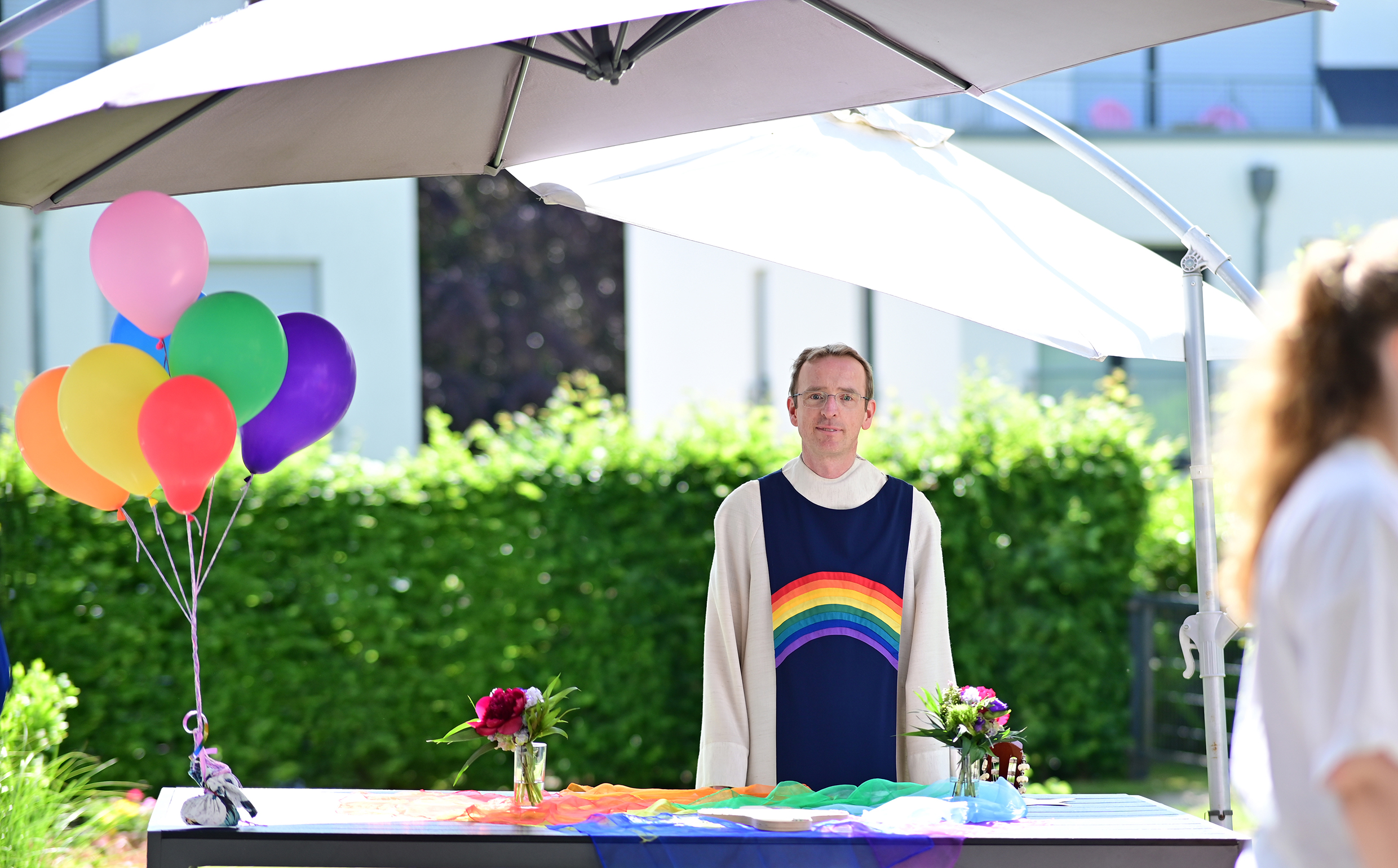 Seelsorger mit Regenbogengewand
