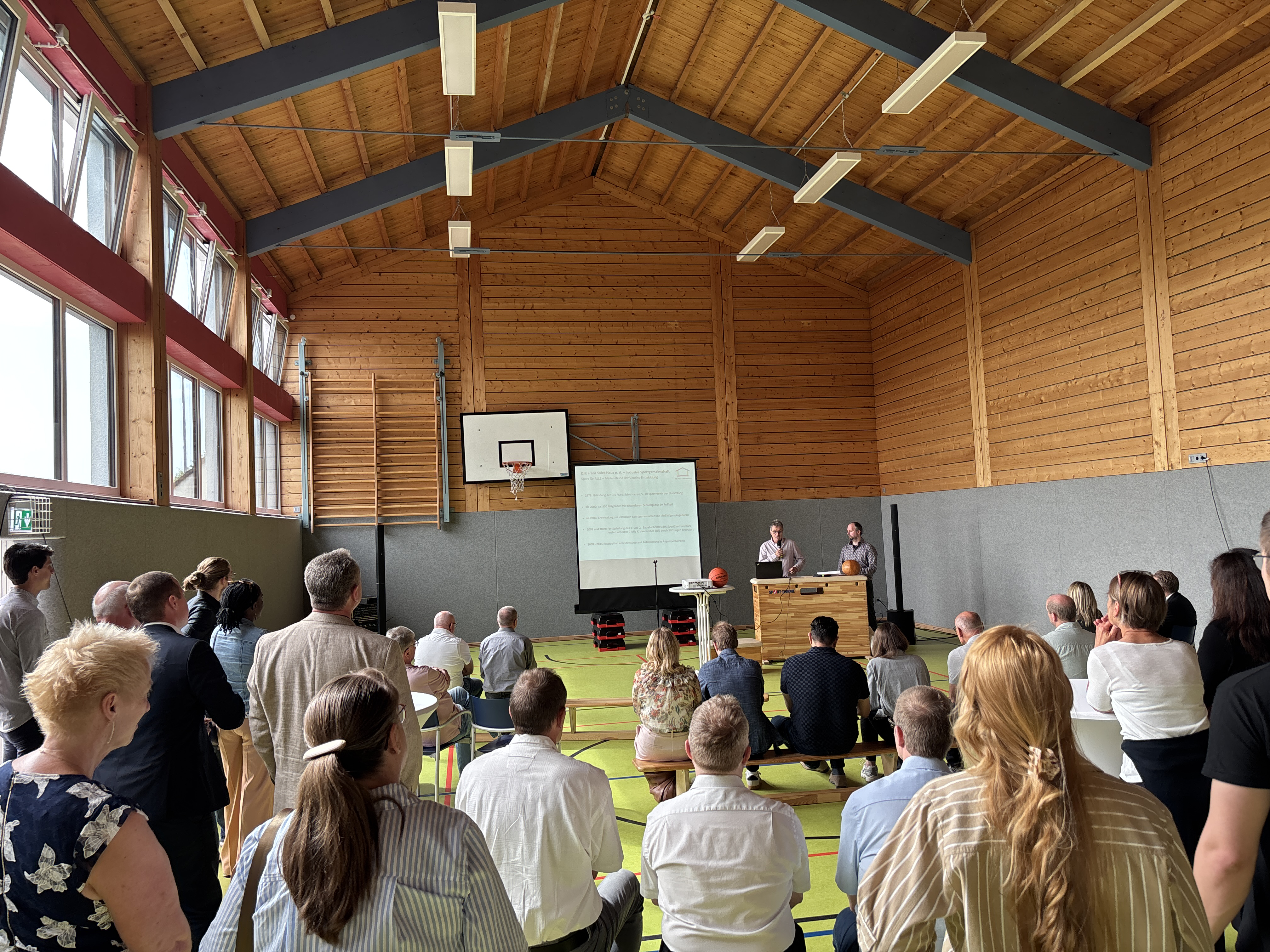 Turnhalle mit Gästen bei der Eröffnungsveranstaltung