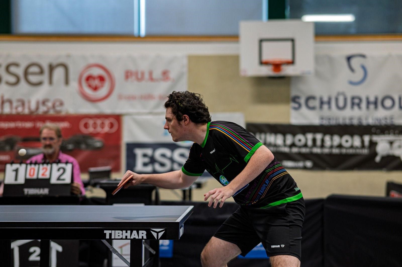 Spielszene mit einem Tischtennis-Spieler in Aktion