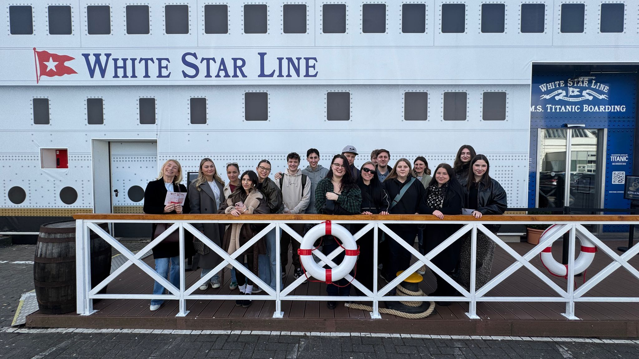 Die schüler-Gruppe vor dem Titanic-Museum