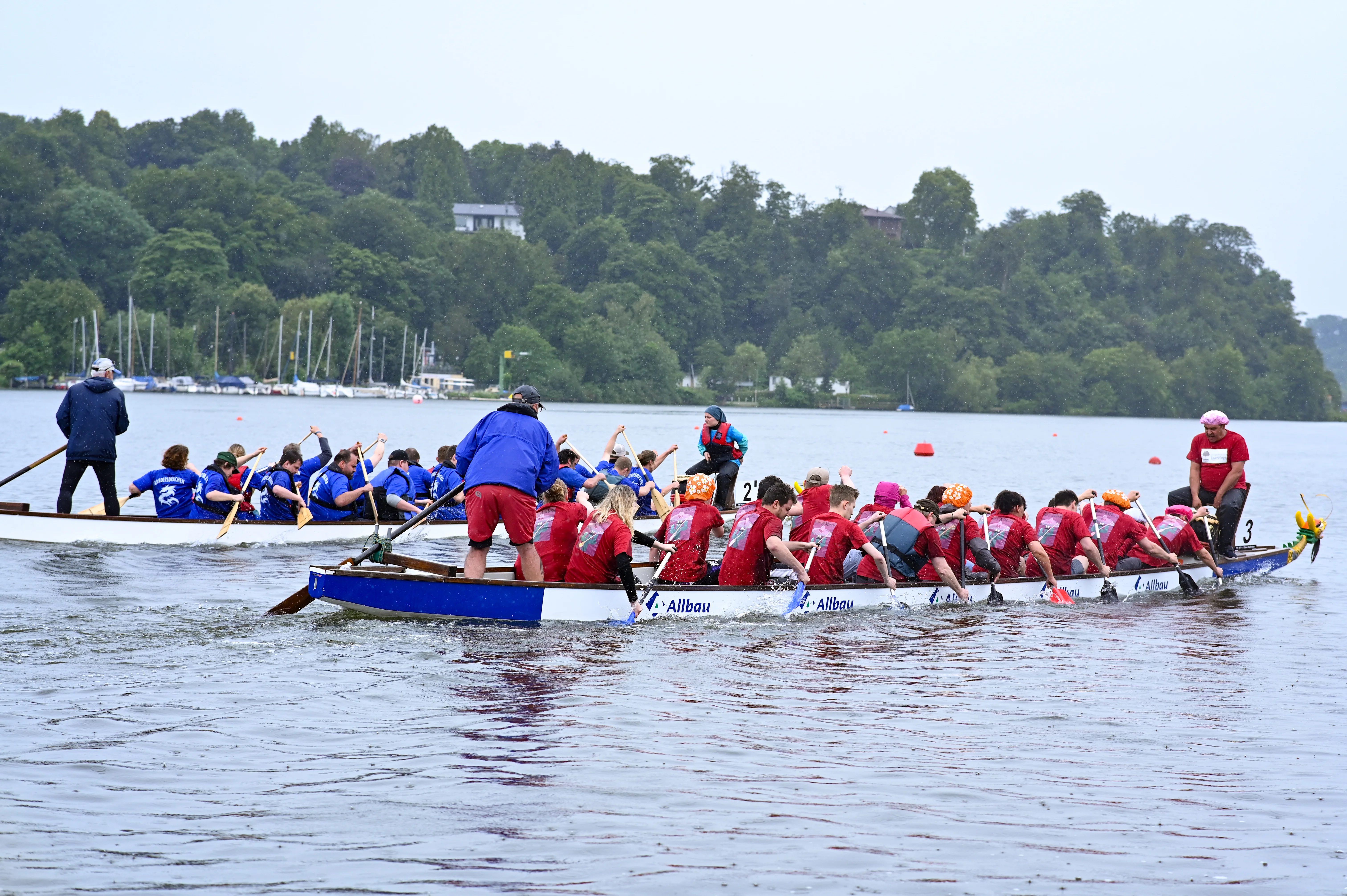 Zwei Drachenboote auf einem See im Wettkampf - symbolisch für Stellen rund um Sport und Gesundheit.